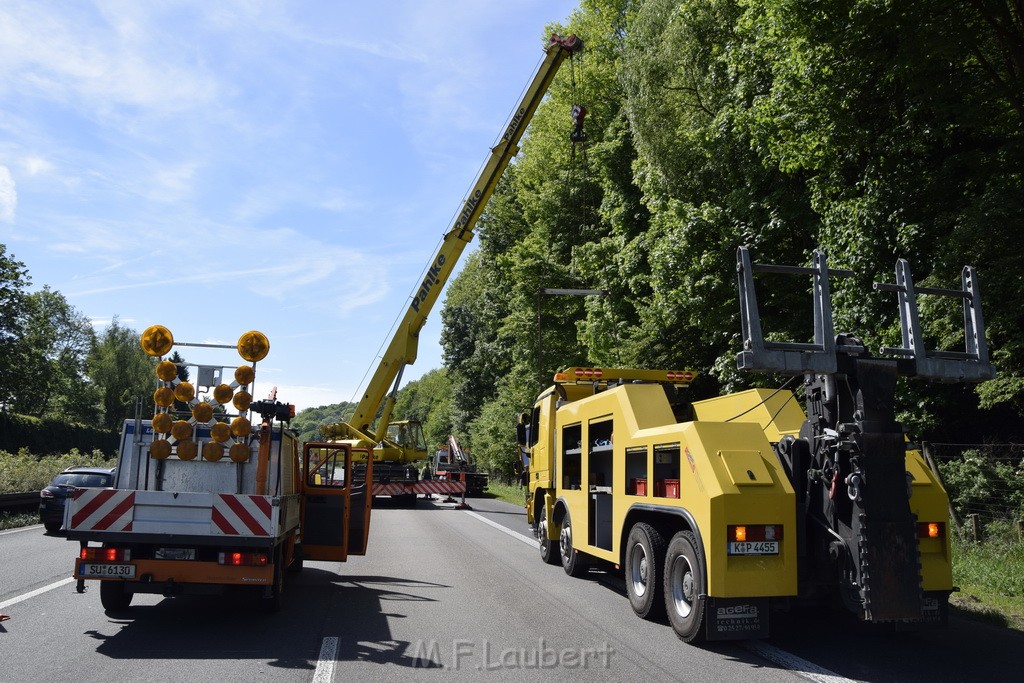 LKW in Boeschung A 3 Rich Frankfurt Hoehe Roesrath Lohmar P099.JPG - Miklos Laubert